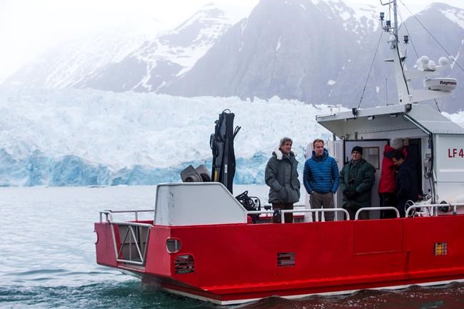 Kerry tours Arctic Circle to see climate change impact | iNFOnews.ca CP1853128785