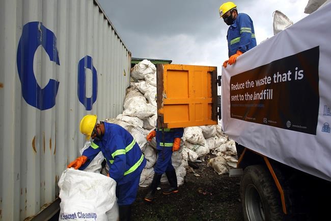 Nepal Everest cleanup drive yields garbage, bodies | iNFOnews.ca CP1802239230