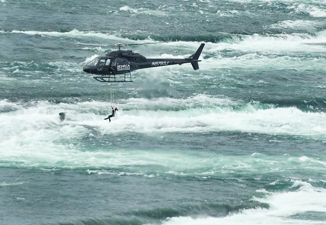 Aerialist daredevil hangs by teeth from chopper over Niagara Falls | iNFOnews.ca