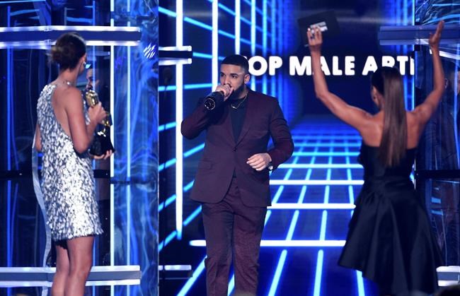 The Latest: Abdul ends Billboard awards with throwback set | iNFOnews.ca