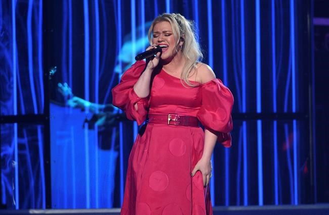 Kelly Clarkson had appendix removed after hosting awards | iNFOnews.ca