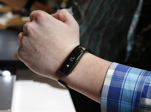 LG jumps into wearable fitness gadget market with wristband, heart-rate-sensing earbuds | iNFOnews.ca CP26724904