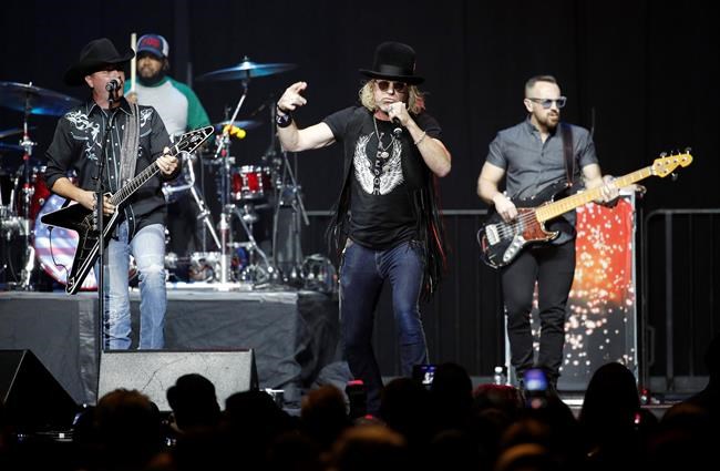 Vegas shooting survivors attend benefit concert | iNFOnews.ca