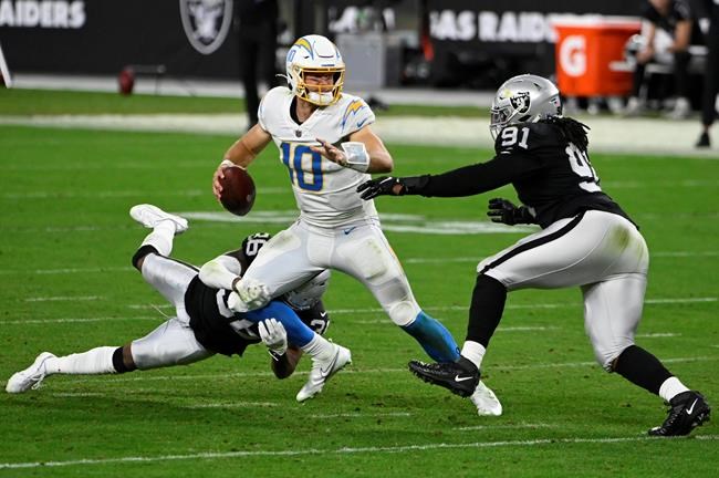 Raiders lose QB Carr, fall in overtime to Chargers, Herbert | iNFOnews.ca