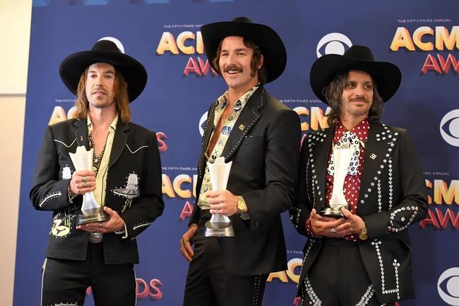 Stapleton, Lambert, Underwood and Vegas win at ACM Awards | iNFOnews.ca