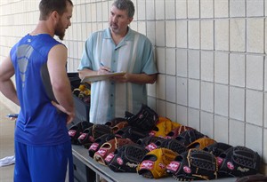 Christmas comes early when Rawlings glove guys visit spring training | iNFOnews.ca CP22122388