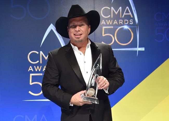 Fans in low places: Sound woes mar Garth Brooks stadium show | iNFOnews.ca CP319498804