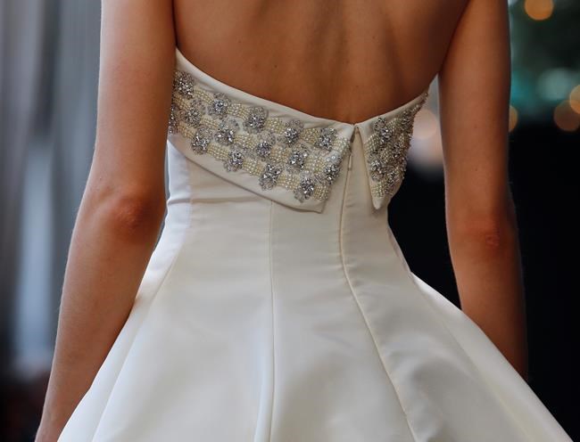 What to know before saying 'yes' to an online wedding dress | iNFOnews.ca