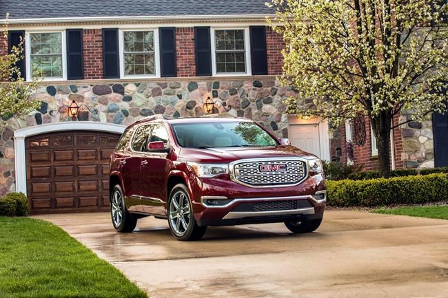 GMC cuts size and cost of Acadia mid-size SUV for 2017 | iNFOnews.ca