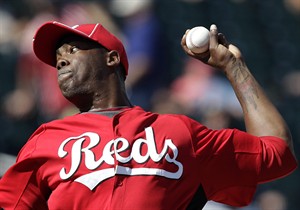Reds closer Aroldis Chapman hit in face by line drive; game against Royals called in 6th | iNFOnews.ca CP27656109