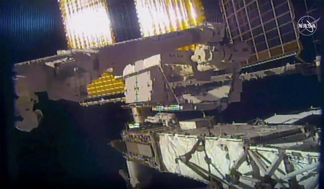 Spacewalking astronaut loses mirror, newest space junk | iNFOnews.ca Spacewalking astronaut loses mirror, newest space junk | iNFOnews.ca