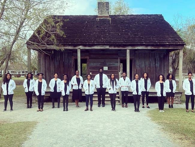 Black med students hope slave plantation photo inspires kids | iNFOnews.ca