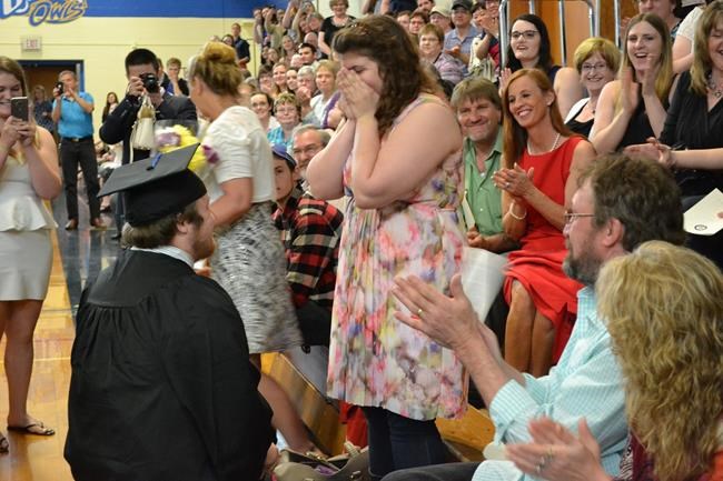 Maine college grad praises peers, proposes to girlfriend | iNFOnews.ca