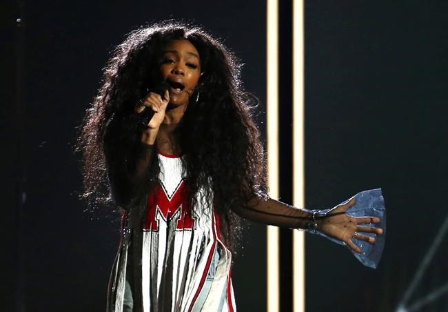 With torn ligament, SZA powers through performance | iNFOnews.ca CP230157906