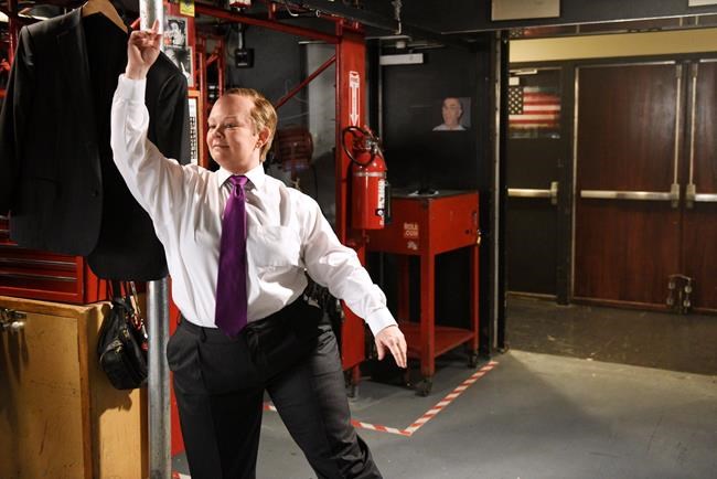 Melissa McCarthy mocks Sean Spicer with motorized podium | iNFOnews.ca CP870287072