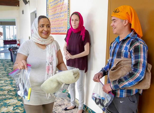 In a prison and a temple, Oregonians help detained migrants | iNFOnews.ca
