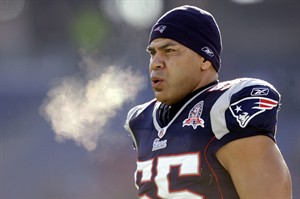 NFL star Junior Seau had degenerative brain disease when he committed suicide | iNFOnews.ca CP21503766