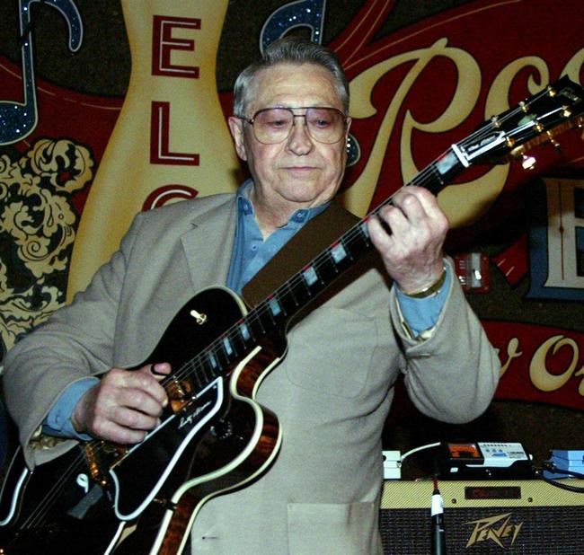 Scotty Moore, Elvis Presley's first guitarist, dies at 84 | iNFOnews.ca CP875923530