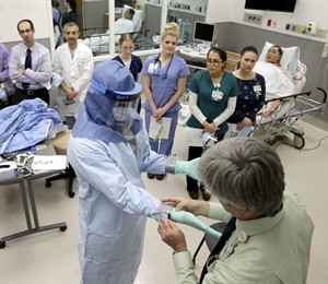 Revised Ebola gear guidelines for US health workers call for head-to-toe coverage | iNFOnews.ca CP30361160