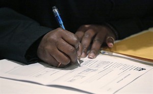 Applications for US unemployment benefits stayed low last week at 295K, signalling few layoffs | iNFOnews.ca CP32811359