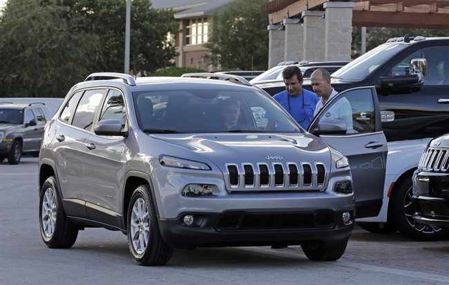 Fiat Chrysler recalls nearly 56,000 Jeep Cherokee SUVs to fix water leak that could cause fire | iNFOnews.ca CP35732959