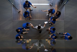 Apple reaches deal to bring iPhone to China Mobile, world's biggest phone carrier | iNFOnews.ca CP26570476