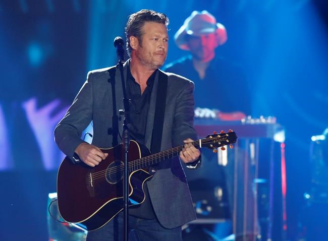 Country star Shelton comforts mourning Massachusetts school | iNFOnews.ca CP95403975