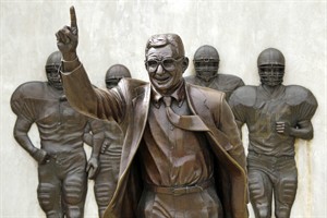 Penn State president orders Paterno statue removal; construction workers there | iNFOnews.ca CP19488069