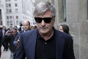 Actor Alec Baldwin accepts key to Rhode Island city on steps of public library he sponsored | iNFOnews.ca CP28672394