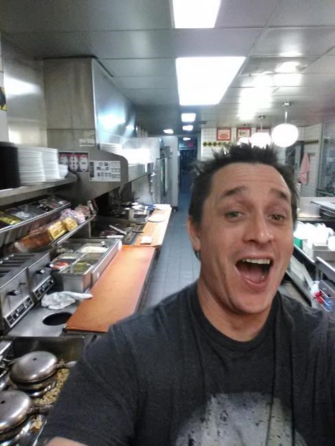 Selfie-service: Man cooks Waffle House meal as worker sleeps | iNFOnews.ca