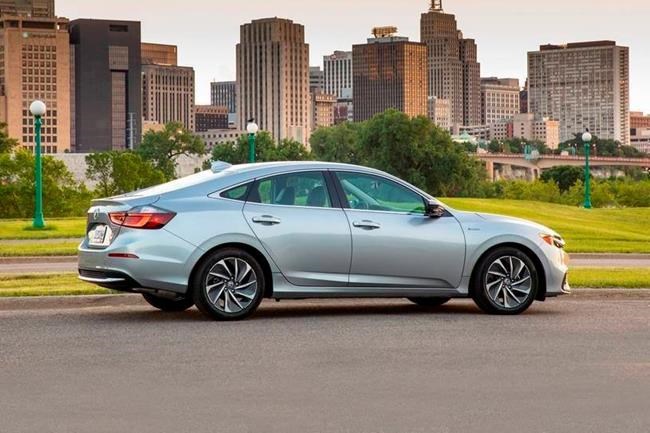 Edmunds compares Honda Insight and Toyota Corolla Hybrid | iNFOnews.ca