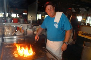 Judge: White former manager can't sue cook Paula Deen, brother for racial discrimination | iNFOnews.ca CP24480456