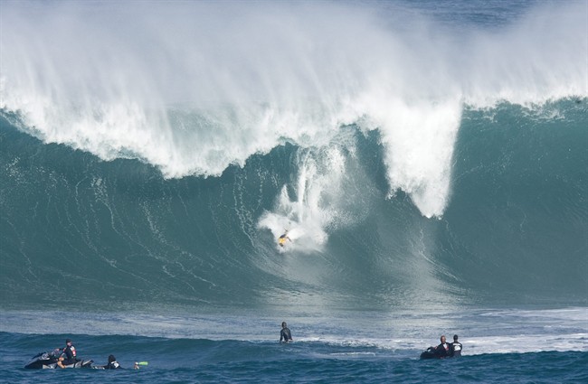 50-foot swells mean rare surfing meet is a go in Hawaii | iNFOnews.ca CP36515584