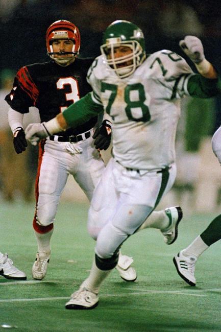 Son charged in death of ex-NFL lineman Bennett, wife | iNFOnews.ca