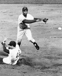 Attorney for family of Ernie Banks says Hall of Famer died after suffering a heart attack | iNFOnews.ca