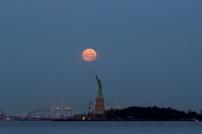 Monday's supermoon extra super; closest in nearly 69 years | iNFOnews.ca Monday's supermoon extra super; closest in nearly 69 years | iNFOnews.ca