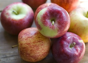 Forget the proverb: An apple a day doesn't necessarily keep the doctor away, new study finds | iNFOnews.ca CP32500368