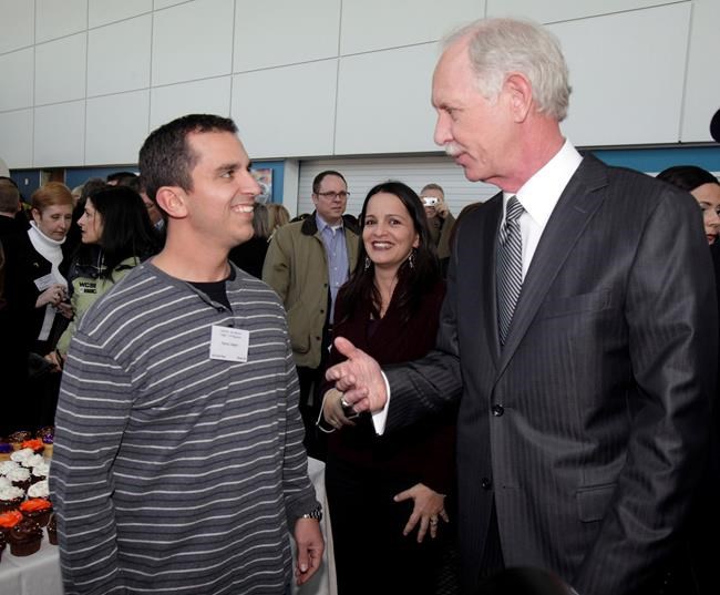 On solid ground: 'Sully,' controller reunite at NYC Marathon | iNFOnews.ca