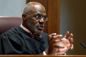 Vikings great, Minn. Supreme Court Justice Alan Page writes kids' book about oddly bent pinky | iNFOnews.ca CP22693982