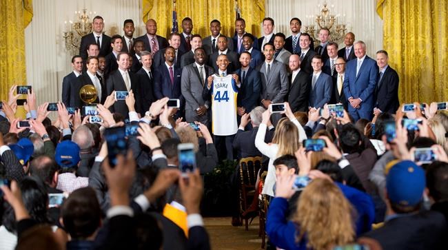 Golden State Warriors visit former President Barack Obama | iNFOnews.ca