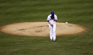 Royals beats Giants 7-2 behind big hits from Perez and Infante, tie World Series 1-all | iNFOnews.ca CP30392763