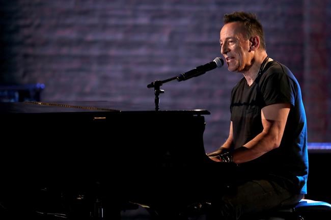 Bruce Springsteen performs at benefit at bowling alley | iNFOnews.ca