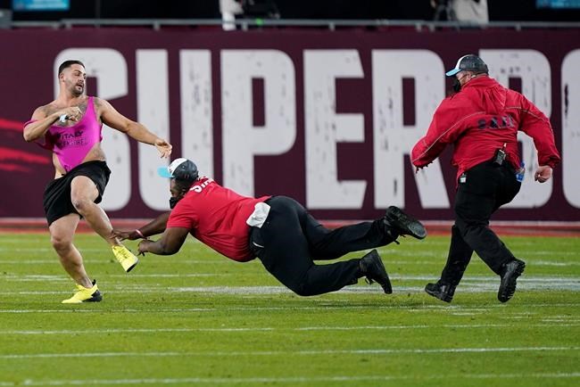 Judge nixes plea deal for 2 accused of Super Bowl field run | iNFOnews.ca