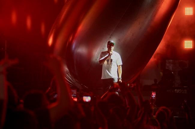 Jay-Z dedicates song to Colin Kaepernick at NYC concert | iNFOnews.ca