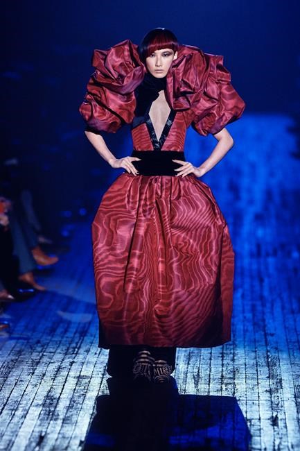 With an emphasis on big, Marc Jacobs closes out Fashion Week | iNFOnews.ca
