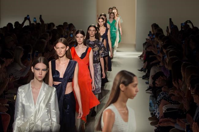 Victoria Beckham show begins with moment of silence for 9-11 | iNFOnews.ca