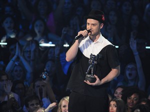 Hundreds turn out after Justin Timberlake tweets about filming commercial at NJ club | iNFOnews.ca CP24711891