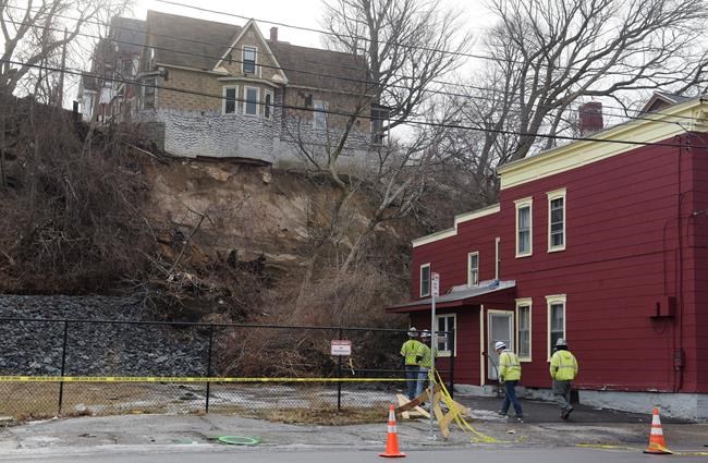 Schenectady demolishes 2 houses following landslide | iNFOnews.ca CP1947890250
