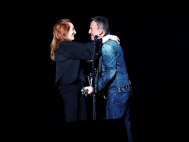 Bruce Springsteen, Seth Meyers headline veterans fundraiser | iNFOnews.ca CP2063480143