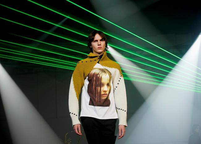 Raf Simons evokes '70s Berlin drug culture in menswear show | iNFOnews.ca Raf Simons evokes '70s Berlin drug culture in menswear show | iNFOnews.ca